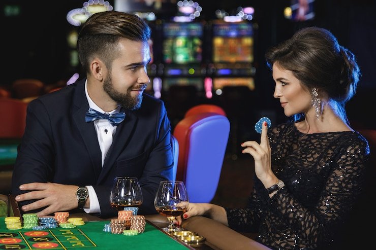 Tampilan permainan slot dan dealer langsung di platform omo77